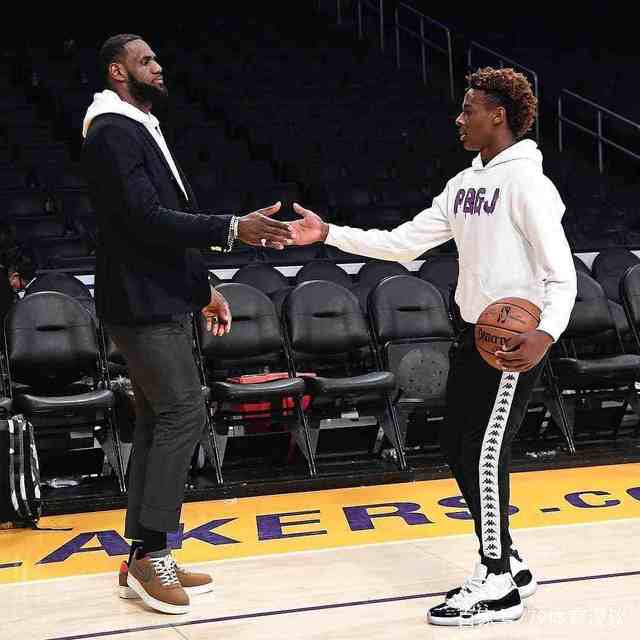 定位球魔术师：法国人乔弗尔如何在阿森纳打造自己的标志形象（法国人乔弗尔如何在阿森纳塑造定位球招牌风格）