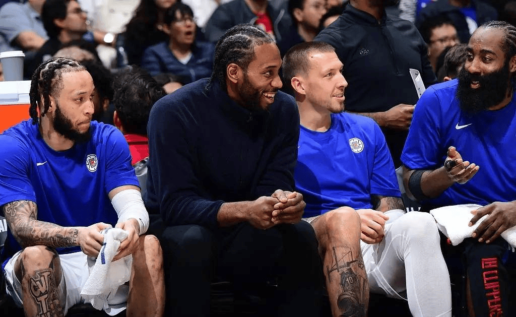 女子篮球联盟赛季焦点球员表现（女子篮球联盟本赛季焦点球员表现一览）