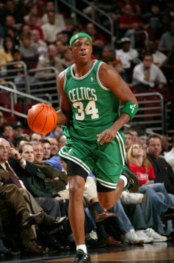 鲁尼：库库雷利亚给大家上了节对付亚马尔的最佳示范课（鲁尼：如何限制亚马尔？库库雷利亚做出最佳示范）