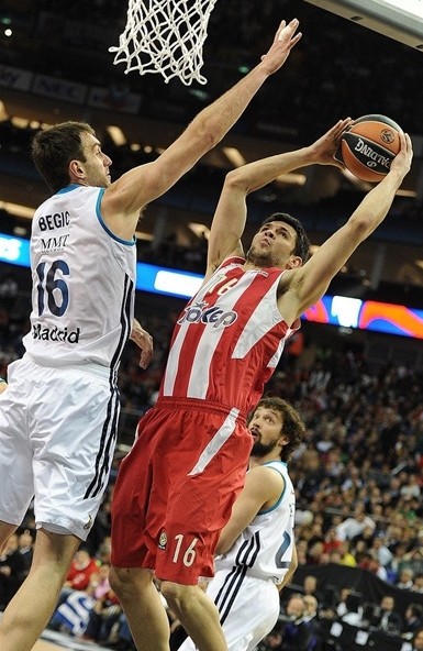 王大雷：历史最佳门将是布冯，赛前一定会做的事不能说（王大雷称布冯为历史最强门将，赛前必做的小秘密不便公开）