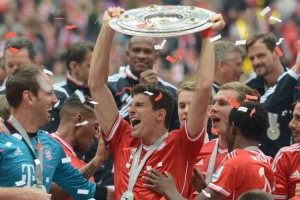 埃杜在高铁站被围满，合同今年到期，他说明年也希望在深圳（埃杜高铁站遭围堵，合同今年到期：盼明年留在深圳）