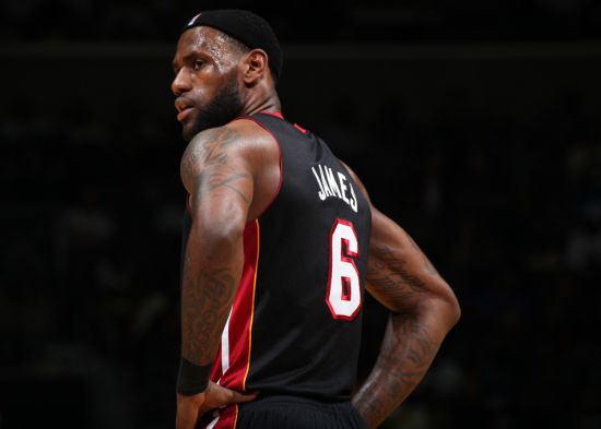 申京就该当轴！2赛季出手小于10次12胜1负，进攻流畅防守也积极了（申京最适合当战术中枢！近两季他出手不到10次球队12胜1负，进攻更顺畅防守更积极）