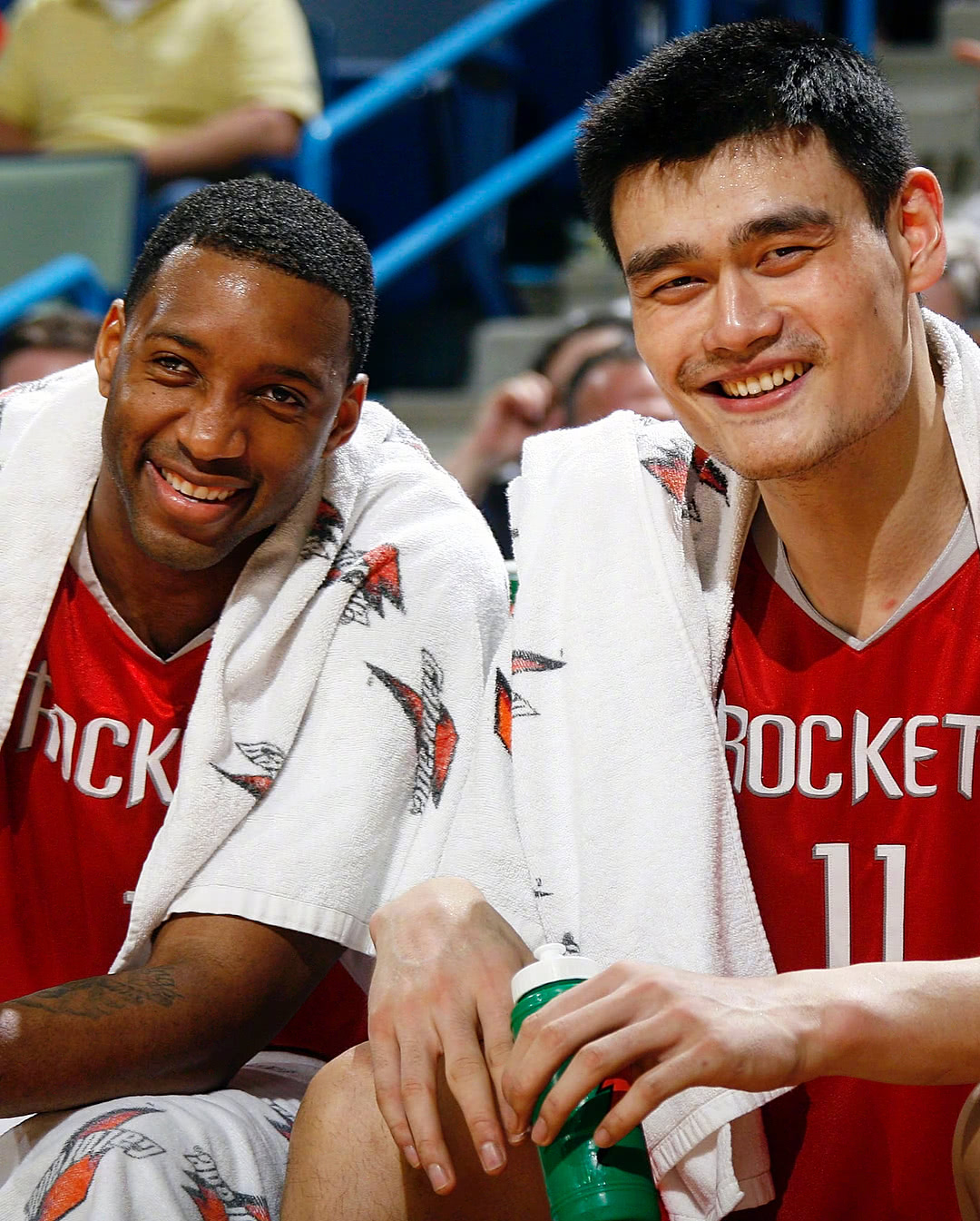 凯文哈特携全家六口前排观战湖人圣诞大战（凯文哈特携六口之家前排亮相湖人圣诞大战）