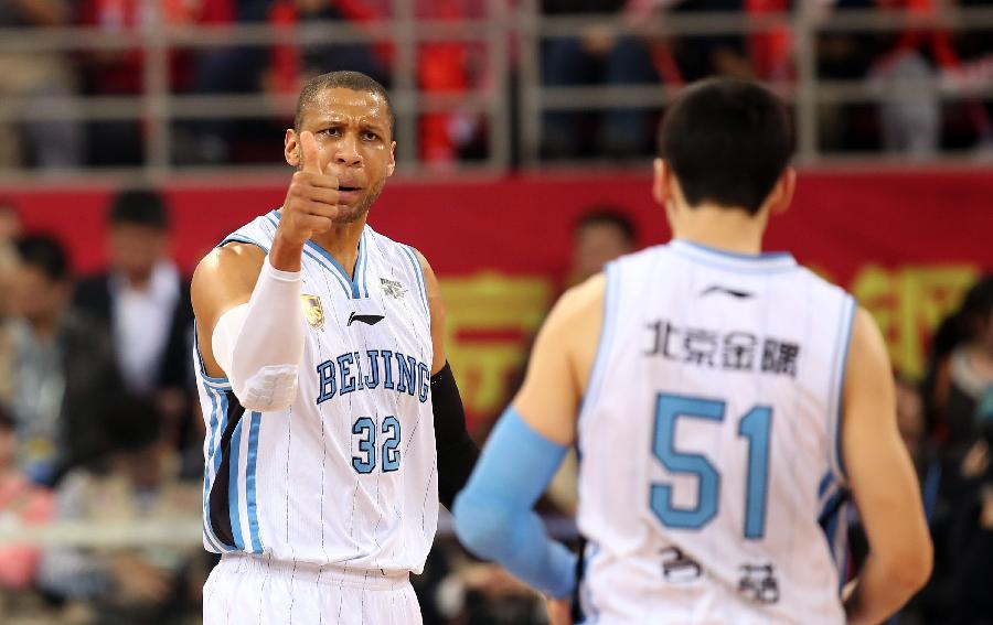 扛起球队进攻！小波特半场19分4抢断，第二节5中5（小波特火力全开：半场19分4抢断，次节5投5中扛起进攻）