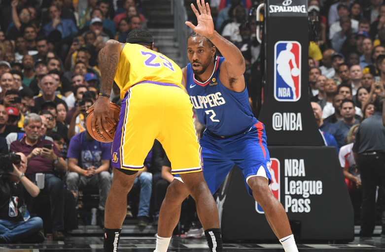 AC米兰主场3-2逆转都灵，40岁魔笛全场发挥，助力球队重返榜首，展现强大实力与斗志。（AC米兰3-2主场翻盘都灵，40岁魔笛统治全场，红黑军团重返榜首）