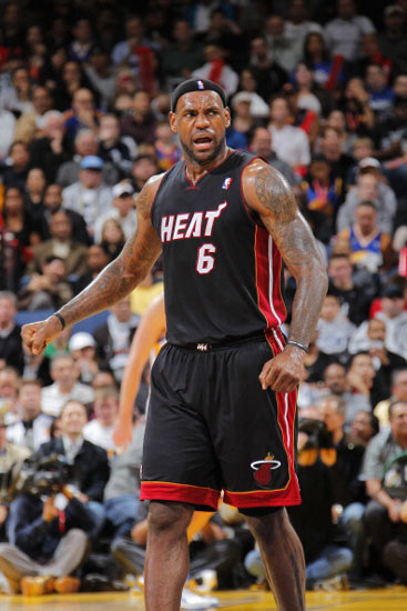 海兰德：实力与智慧并存的篮球新星（海兰德：兼具力量与智慧的篮球新锐）