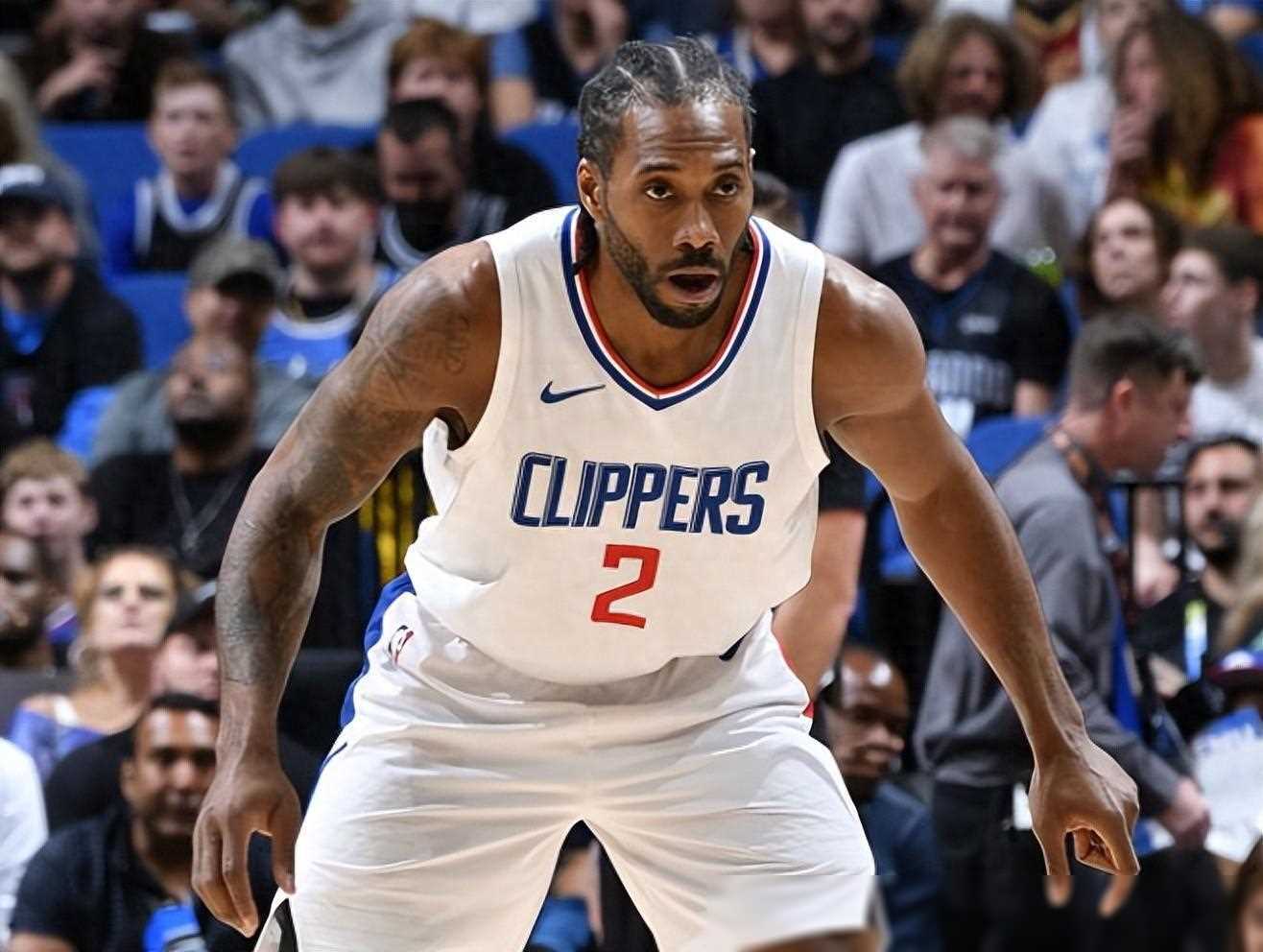 欧文突破防守助攻制胜（欧文突破撕防助攻锁定胜局）