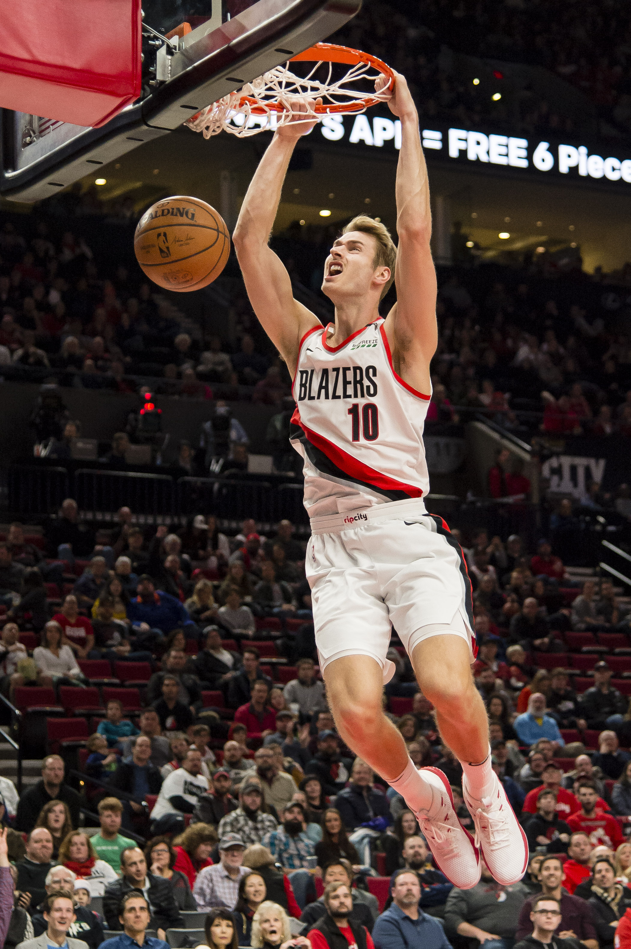 身高相差悬殊！亚历山大篮下护筐！正面血帽祖巴茨扣篮（无惧身高劣势！亚历山大篮下强硬护框，正面大帽祖巴茨暴扣）