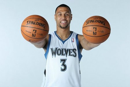 费尔明伤愈复出，巴塞罗那迎战贝蒂斯再添强援（费尔明复出归来，巴萨战贝蒂斯再增战力）