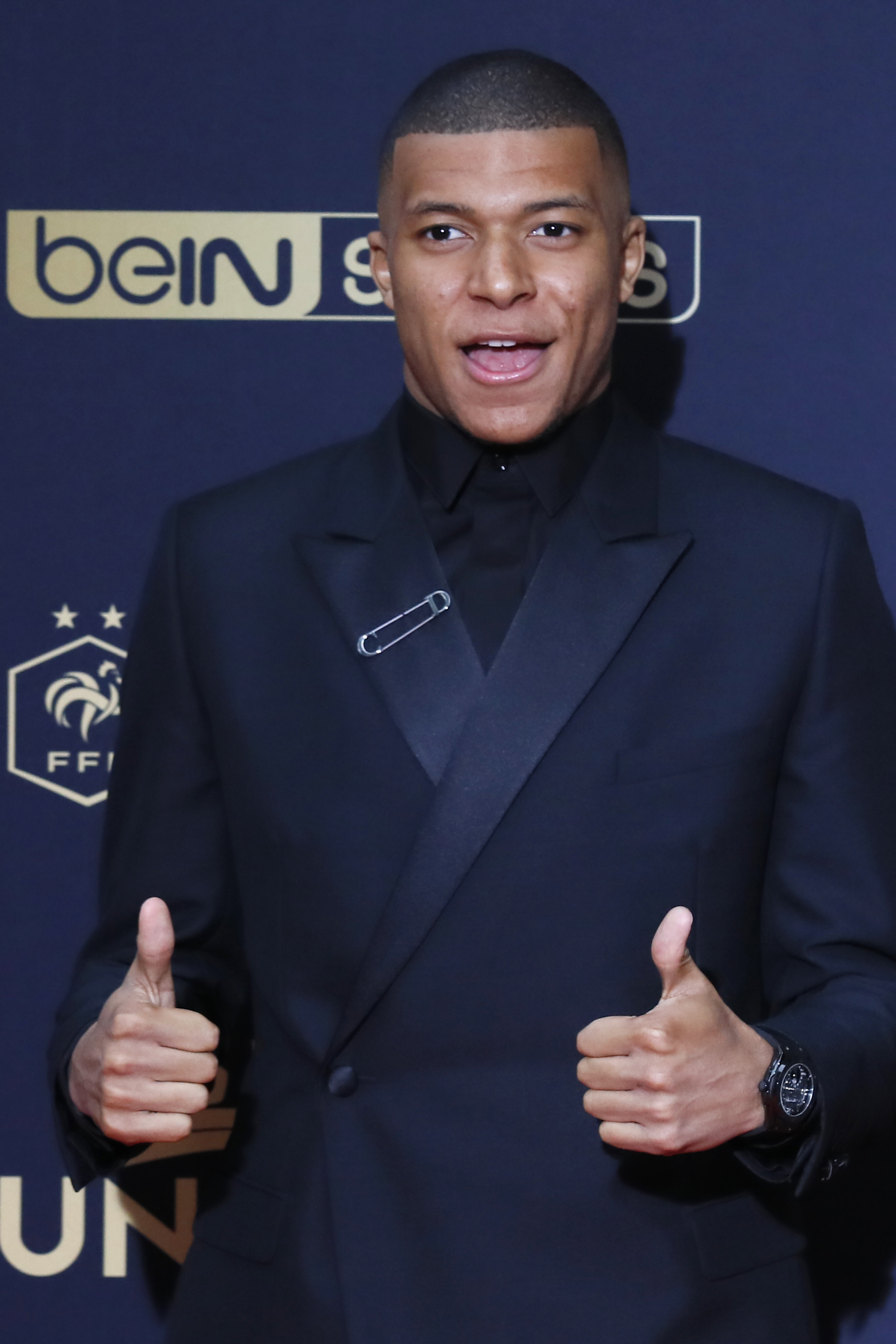 欧洲金靴实时榜单：莱万领跑 萨拉赫位列次席（欧洲金靴最新排名：莱万居首，萨拉赫居次）