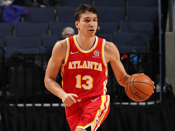 顺水推舟！文班持球被切 顺势点给卡斯尔助其打进加罚（化险为攻！文班被断即刻妙传 卡斯尔打成2+1）