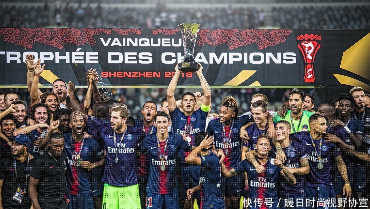 胖东来卖乔丹亲签球衣，售价13.8万元，工作人员回应：保真！定价受收购价影响，存在差异（胖东来出售乔丹亲签球衣13.8万，工作人员称保真，价格受收购价影响有差异）